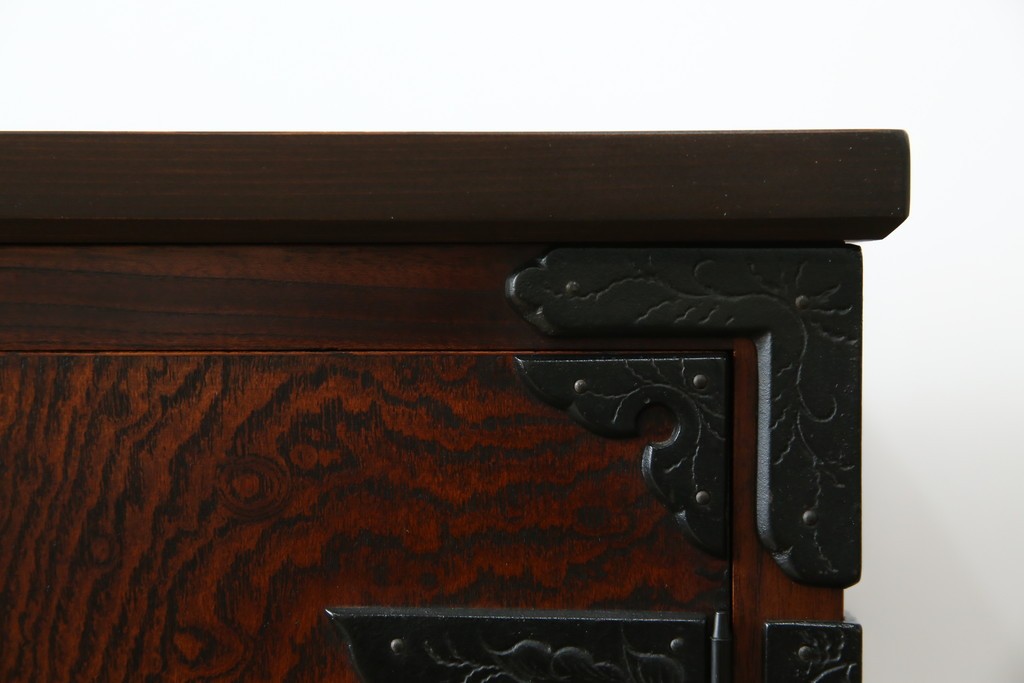 中古　美品　岩谷堂箪笥　「菊幸」　欅(ケヤキ)材　漆塗り　重厚感ある金具が上品な雰囲気を醸し出すサイドチェスト　(R-082655)