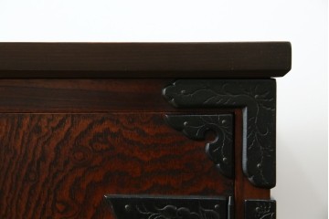 中古　美品　岩谷堂箪笥　「菊幸」　欅(ケヤキ)材　漆塗り　重厚感ある金具が上品な雰囲気を醸し出すサイドチェスト　(R-082655)