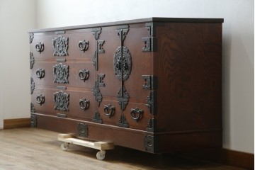 中古　美品　岩谷堂箪笥　「菊幸」　欅(ケヤキ)材　漆塗り　重厚感ある金具が上品な雰囲気を醸し出すサイドチェスト　(R-082655)