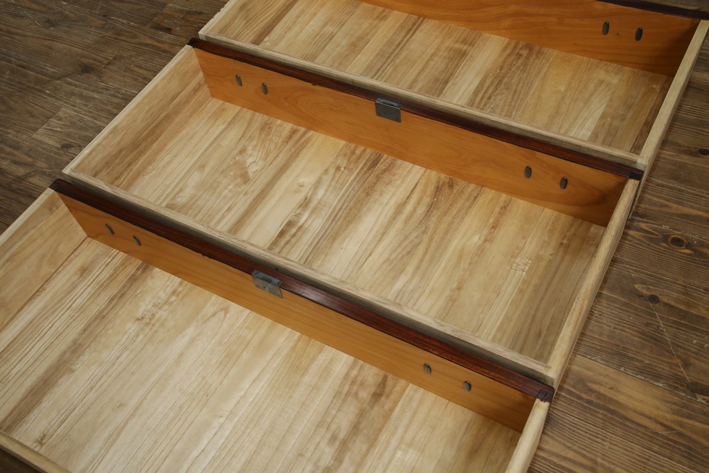 中古　美品　岩谷堂箪笥　「菊幸」　欅(ケヤキ)材　漆塗り　重厚感ある金具が上品な雰囲気を醸し出すサイドチェスト　(R-082655)