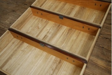 中古　美品　岩谷堂箪笥　「菊幸」　欅(ケヤキ)材　漆塗り　重厚感ある金具が上品な雰囲気を醸し出すサイドチェスト　(R-082655)