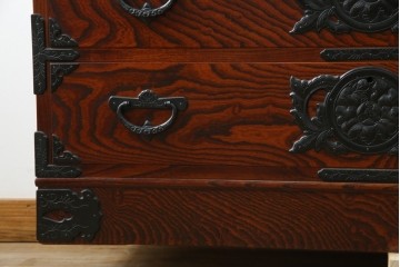 中古　美品　岩谷堂箪笥　「菊幸」　欅(ケヤキ)材　漆塗り　重厚感ある金具が上品な雰囲気を醸し出すサイドチェスト　(R-082655)