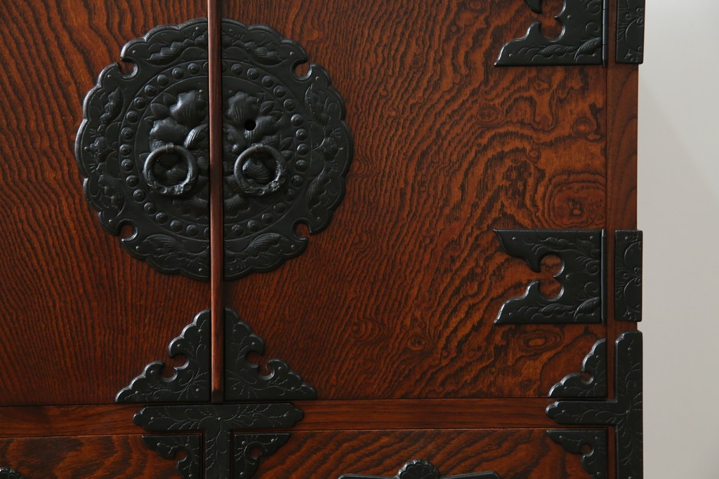 中古　美品　岩谷堂箪笥　「菊幸」　欅(ケヤキ)材　漆塗り　重厚感ある金具が上品な雰囲気を醸し出すサイドチェスト　(R-082655)