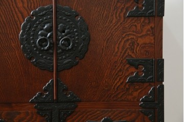 中古　美品　岩谷堂箪笥　「菊幸」　欅(ケヤキ)材　漆塗り　重厚感ある金具が上品な雰囲気を醸し出すサイドチェスト　(R-082655)