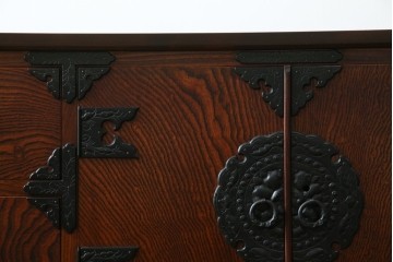 中古　美品　岩谷堂箪笥　「菊幸」　欅(ケヤキ)材　漆塗り　重厚感ある金具が上品な雰囲気を醸し出すサイドチェスト　(R-082655)