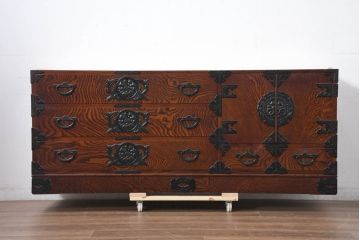 中古　美品　岩谷堂箪笥　「菊幸」　欅(ケヤキ)材　漆塗り　天板リメイク　重厚感ある金具が上品な雰囲気を醸し出すサイドチェスト(サイドボード、テレビ台、テレビボード、収納箪笥、衣装箪笥、整理タンス、引き出し)(R-082655)