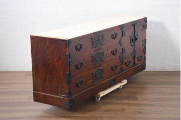 中古　美品　岩谷堂箪笥　「菊幸」　欅(ケヤキ)材　漆塗り　天板リメイク　重厚感ある金具が上品な雰囲気を醸し出すサイドチェスト(サイドボード、テレビ台、テレビボード、収納箪笥、衣装箪笥、整理タンス、引き出し)(R-082655)