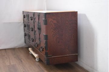 中古　美品　岩谷堂箪笥　「菊幸」　欅(ケヤキ)材　漆塗り　天板リメイク　重厚感ある金具が上品な雰囲気を醸し出すサイドチェスト(サイドボード、テレビ台、テレビボード、収納箪笥、衣装箪笥、整理タンス、引き出し)(R-082655)