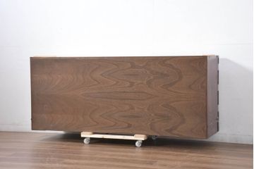 中古　美品　岩谷堂箪笥　「菊幸」　欅(ケヤキ)材　漆塗り　天板リメイク　重厚感ある金具が上品な雰囲気を醸し出すサイドチェスト(サイドボード、テレビ台、テレビボード、収納箪笥、衣装箪笥、整理タンス、引き出し)(R-082655)
