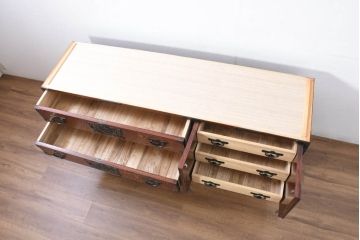 中古　美品　岩谷堂箪笥　「菊幸」　欅(ケヤキ)材　漆塗り　天板リメイク　重厚感ある金具が上品な雰囲気を醸し出すサイドチェスト(サイドボード、テレビ台、テレビボード、収納箪笥、衣装箪笥、整理タンス、引き出し)(R-082655)