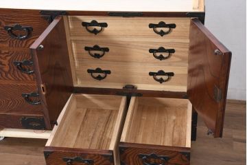 中古　美品　岩谷堂箪笥　「菊幸」　欅(ケヤキ)材　漆塗り　天板リメイク　重厚感ある金具が上品な雰囲気を醸し出すサイドチェスト(サイドボード、テレビ台、テレビボード、収納箪笥、衣装箪笥、整理タンス、引き出し)(R-082655)