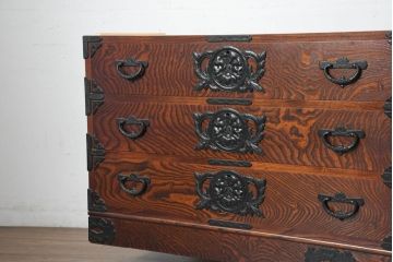 中古　美品　岩谷堂箪笥　「菊幸」　欅(ケヤキ)材　漆塗り　天板リメイク　重厚感ある金具が上品な雰囲気を醸し出すサイドチェスト(サイドボード、テレビ台、テレビボード、収納箪笥、衣装箪笥、整理タンス、引き出し)(R-082655)