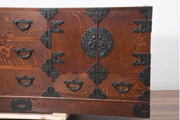 中古　美品　岩谷堂箪笥　「菊幸」　欅(ケヤキ)材　漆塗り　天板リメイク　重厚感ある金具が上品な雰囲気を醸し出すサイドチェスト(サイドボード、テレビ台、テレビボード、収納箪笥、衣装箪笥、整理タンス、引き出し)(R-082655)