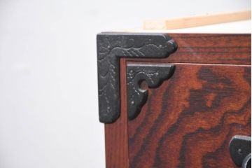 中古　美品　岩谷堂箪笥　「菊幸」　欅(ケヤキ)材　漆塗り　天板リメイク　重厚感ある金具が上品な雰囲気を醸し出すサイドチェスト(サイドボード、テレビ台、テレビボード、収納箪笥、衣装箪笥、整理タンス、引き出し)(R-082655)