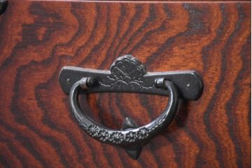 中古　美品　岩谷堂箪笥　「菊幸」　欅(ケヤキ)材　漆塗り　天板リメイク　重厚感ある金具が上品な雰囲気を醸し出すサイドチェスト(サイドボード、テレビ台、テレビボード、収納箪笥、衣装箪笥、整理タンス、引き出し)(R-082655)