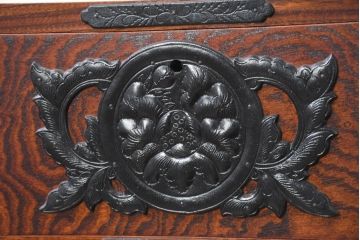 中古　美品　岩谷堂箪笥　「菊幸」　欅(ケヤキ)材　漆塗り　天板リメイク　重厚感ある金具が上品な雰囲気を醸し出すサイドチェスト(サイドボード、テレビ台、テレビボード、収納箪笥、衣装箪笥、整理タンス、引き出し)(R-082655)