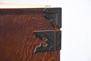 中古　美品　岩谷堂箪笥　「菊幸」　欅(ケヤキ)材　漆塗り　天板リメイク　重厚感ある金具が上品な雰囲気を醸し出すサイドチェスト(サイドボード、テレビ台、テレビボード、収納箪笥、衣装箪笥、整理タンス、引き出し)(R-082655)