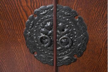 中古　美品　岩谷堂箪笥　「菊幸」　欅(ケヤキ)材　漆塗り　天板リメイク　重厚感ある金具が上品な雰囲気を醸し出すサイドチェスト(サイドボード、テレビ台、テレビボード、収納箪笥、衣装箪笥、整理タンス、引き出し)(R-082655)
