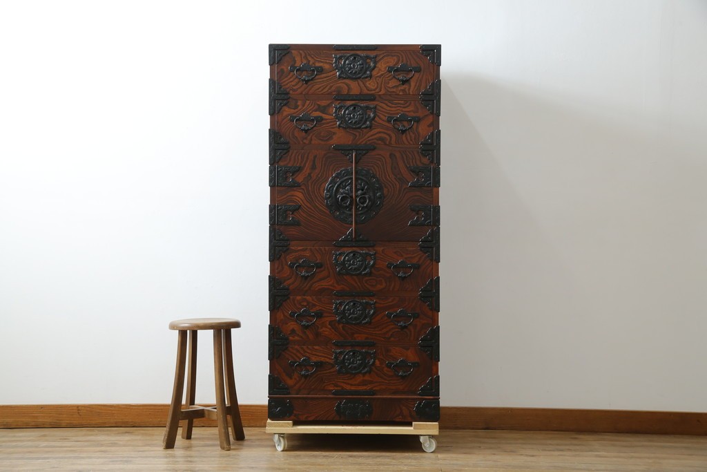 中古　美品　岩谷堂箪笥　「菊幸」　漆塗り　欅(ケヤキ)材　美しい木目が魅力的な縦型チェスト　(R-082656)