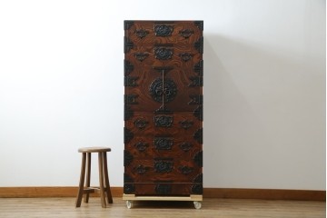 中古　美品　岩谷堂箪笥　「菊幸」　漆塗り　欅(ケヤキ)材　美しい木目が魅力的な縦型チェスト　(R-082656)