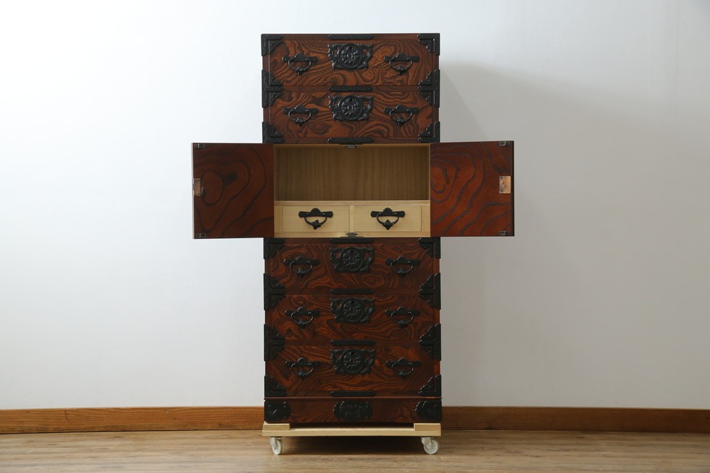 中古　美品　岩谷堂箪笥　「菊幸」　漆塗り　欅(ケヤキ)材　美しい木目が魅力的な縦型チェスト　(R-082656)