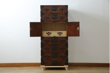 中古　美品　岩谷堂箪笥　「菊幸」　漆塗り　欅(ケヤキ)材　美しい木目が魅力的な縦型チェスト　(R-082656)