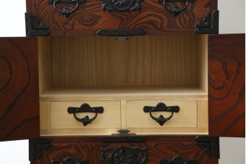 中古　美品　岩谷堂箪笥　「菊幸」　漆塗り　欅(ケヤキ)材　美しい木目が魅力的な縦型チェスト　(R-082656)