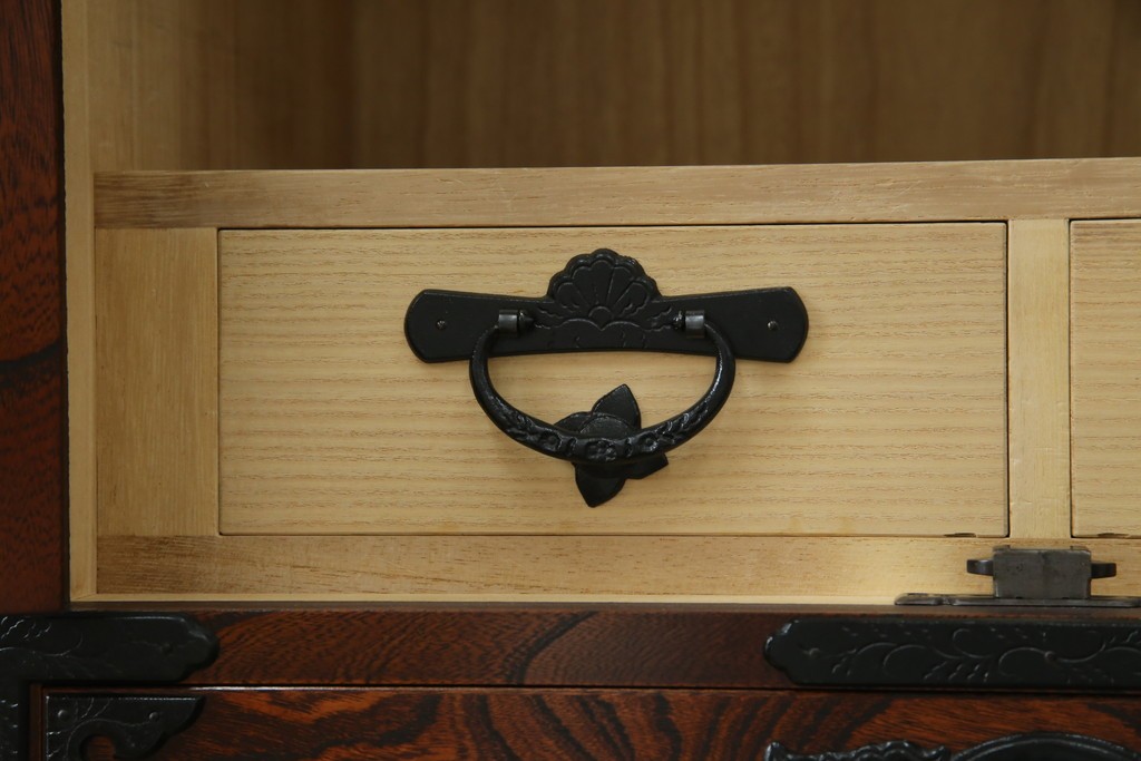 中古　美品　岩谷堂箪笥　「菊幸」　漆塗り　欅(ケヤキ)材　美しい木目が魅力的な縦型チェスト　(R-082656)