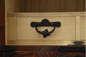 中古　美品　岩谷堂箪笥　「菊幸」　漆塗り　欅(ケヤキ)材　美しい木目が魅力的な縦型チェスト　(R-082656)