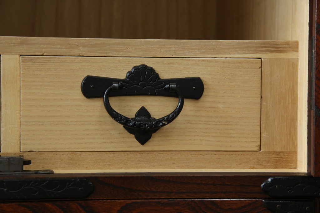 中古　美品　岩谷堂箪笥　「菊幸」　漆塗り　欅(ケヤキ)材　美しい木目が魅力的な縦型チェスト　(R-082656)