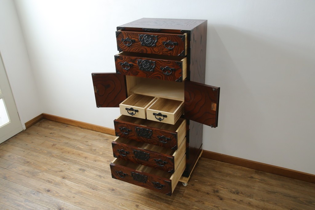 中古　美品　岩谷堂箪笥　「菊幸」　漆塗り　欅(ケヤキ)材　美しい木目が魅力的な縦型チェスト　(R-082656)