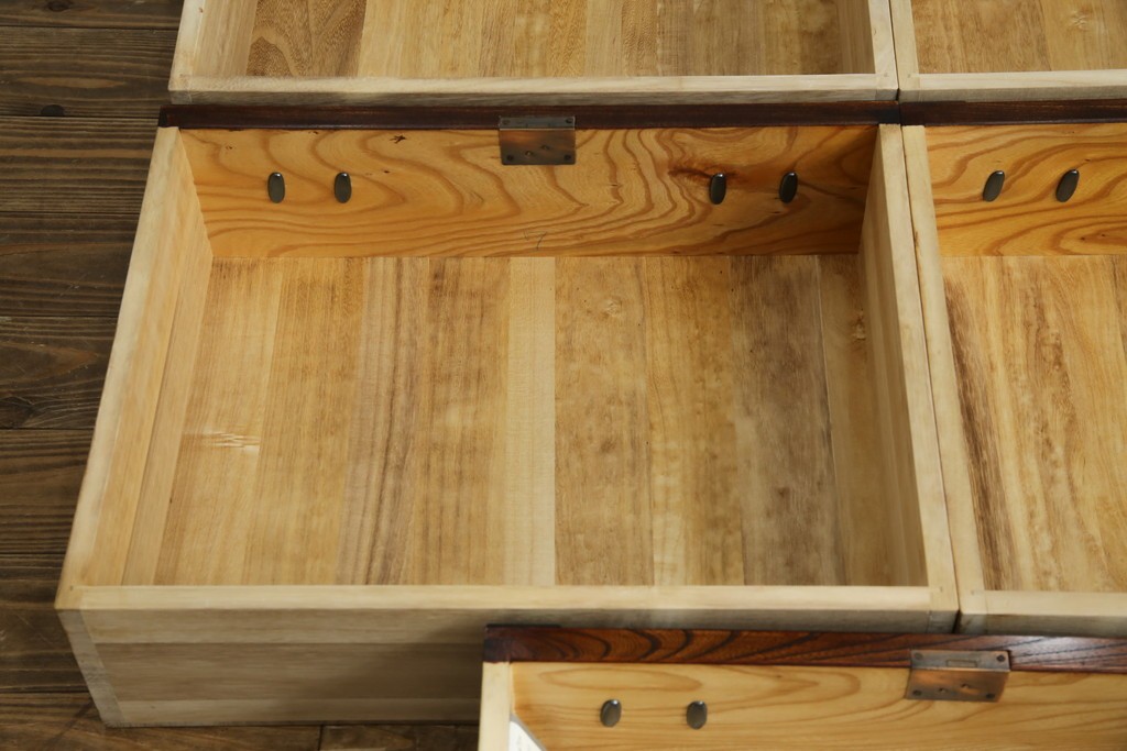 中古　美品　岩谷堂箪笥　「菊幸」　漆塗り　欅(ケヤキ)材　美しい木目が魅力的な縦型チェスト　(R-082656)