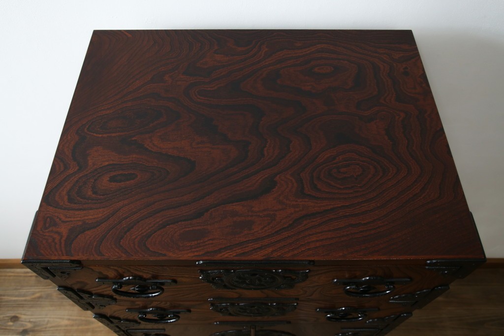 中古　美品　岩谷堂箪笥　「菊幸」　漆塗り　欅(ケヤキ)材　美しい木目が魅力的な縦型チェスト　(R-082656)