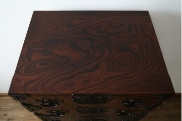 中古　美品　岩谷堂箪笥　「菊幸」　漆塗り　欅(ケヤキ)材　美しい木目が魅力的な縦型チェスト　(R-082656)