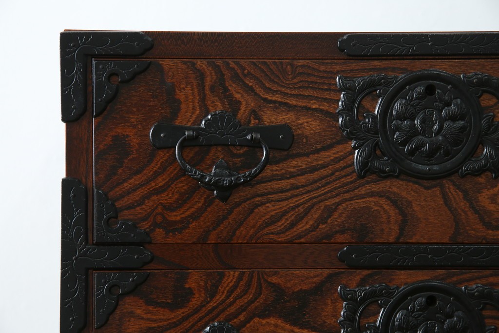 中古　美品　岩谷堂箪笥　「菊幸」　漆塗り　欅(ケヤキ)材　美しい木目が魅力的な縦型チェスト　(R-082656)