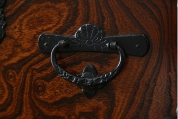 中古　美品　岩谷堂箪笥　「菊幸」　漆塗り　欅(ケヤキ)材　美しい木目が魅力的な縦型チェスト　(R-082656)