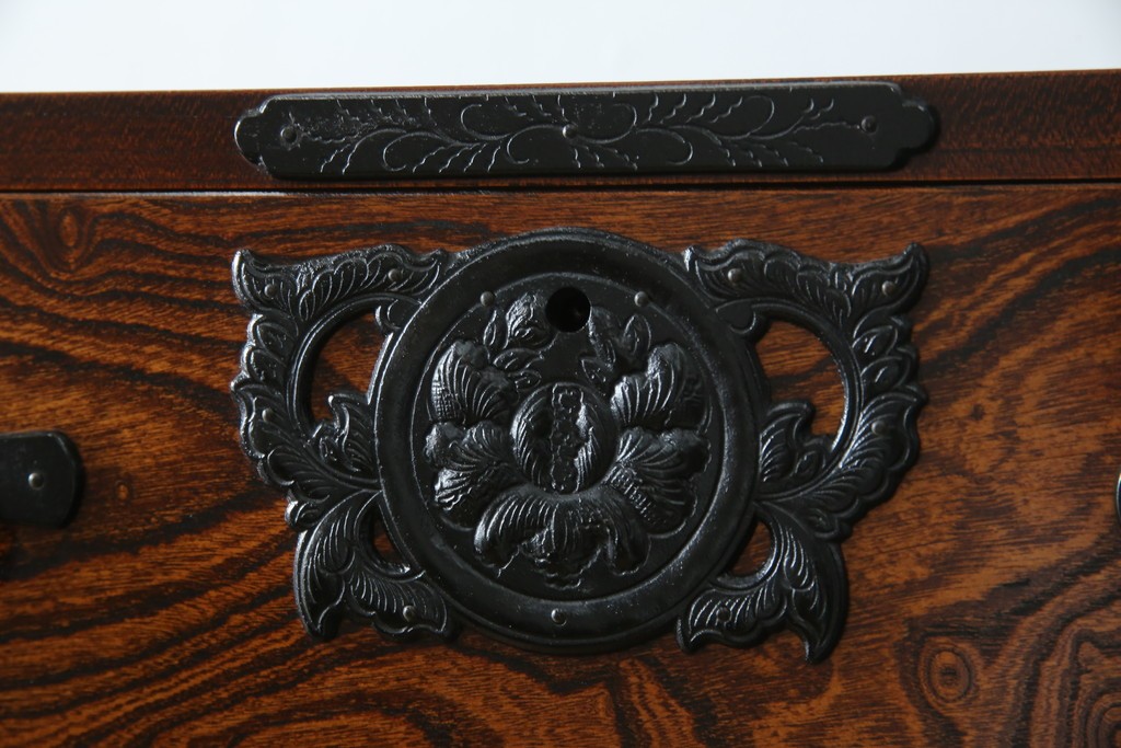 中古　美品　岩谷堂箪笥　「菊幸」　漆塗り　欅(ケヤキ)材　美しい木目が魅力的な縦型チェスト　(R-082656)