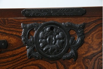 中古　美品　岩谷堂箪笥　「菊幸」　漆塗り　欅(ケヤキ)材　美しい木目が魅力的な縦型チェスト　(R-082656)