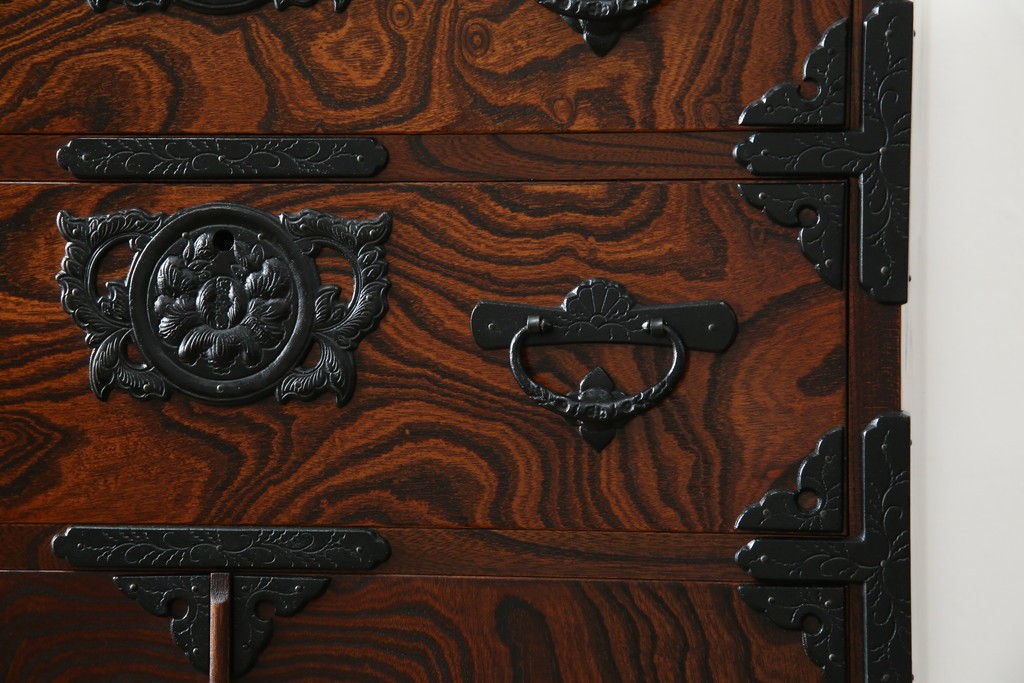 中古　美品　岩谷堂箪笥　「菊幸」　漆塗り　欅(ケヤキ)材　美しい木目が魅力的な縦型チェスト　(R-082656)