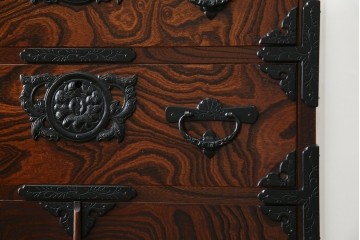 中古　美品　岩谷堂箪笥　「菊幸」　漆塗り　欅(ケヤキ)材　美しい木目が魅力的な縦型チェスト　(R-082656)