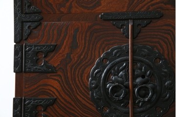 中古　美品　岩谷堂箪笥　「菊幸」　漆塗り　欅(ケヤキ)材　美しい木目が魅力的な縦型チェスト　(R-082656)