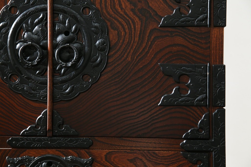 中古　美品　岩谷堂箪笥　「菊幸」　漆塗り　欅(ケヤキ)材　美しい木目が魅力的な縦型チェスト　(R-082656)