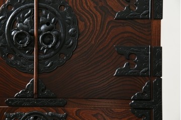 中古　美品　岩谷堂箪笥　「菊幸」　漆塗り　欅(ケヤキ)材　美しい木目が魅力的な縦型チェスト　(R-082656)