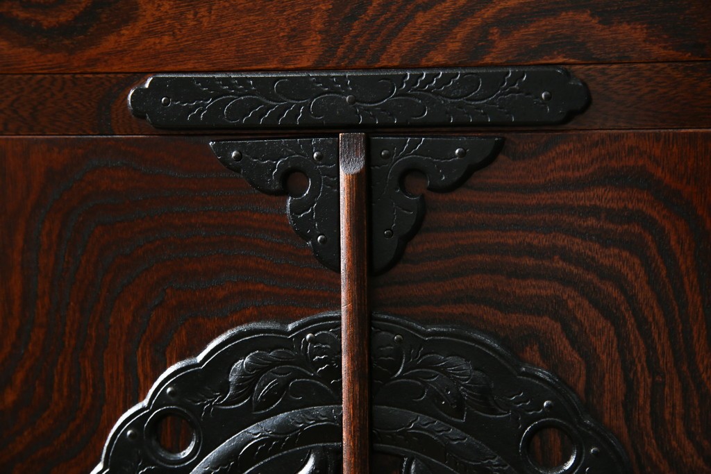 中古　美品　岩谷堂箪笥　「菊幸」　漆塗り　欅(ケヤキ)材　美しい木目が魅力的な縦型チェスト　(R-082656)