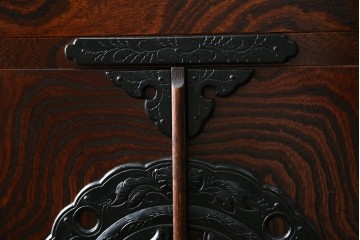 中古　美品　岩谷堂箪笥　「菊幸」　漆塗り　欅(ケヤキ)材　美しい木目が魅力的な縦型チェスト　(R-082656)