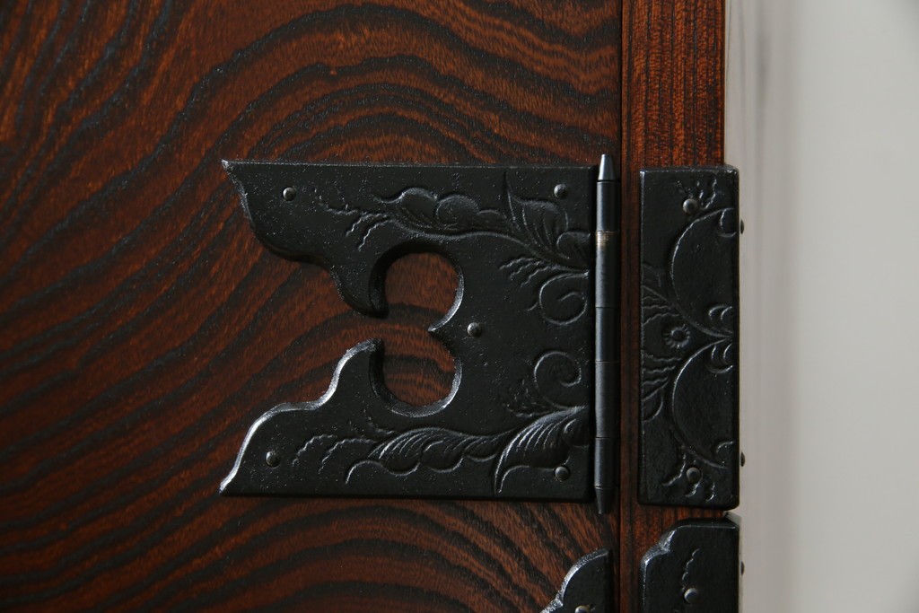 中古　美品　岩谷堂箪笥　「菊幸」　漆塗り　欅(ケヤキ)材　美しい木目が魅力的な縦型チェスト　(R-082656)