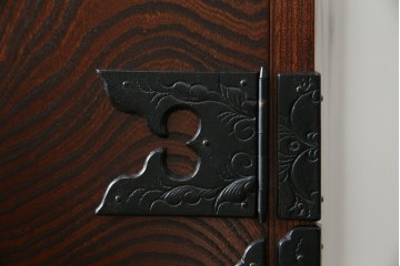 中古　美品　岩谷堂箪笥　「菊幸」　漆塗り　欅(ケヤキ)材　美しい木目が魅力的な縦型チェスト　(R-082656)