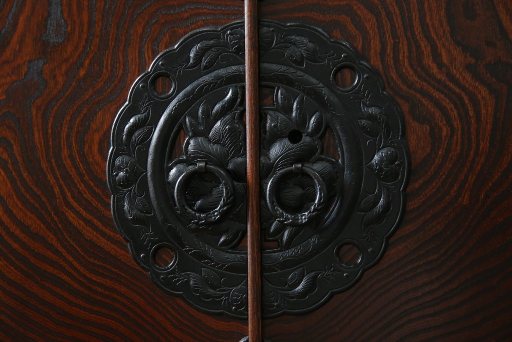 中古　美品　岩谷堂箪笥　「菊幸」　漆塗り　欅(ケヤキ)材　美しい木目が魅力的な縦型チェスト　(R-082656)