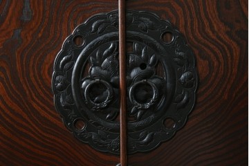 中古　美品　岩谷堂箪笥　「菊幸」　漆塗り　欅(ケヤキ)材　美しい木目が魅力的な縦型チェスト　(R-082656)