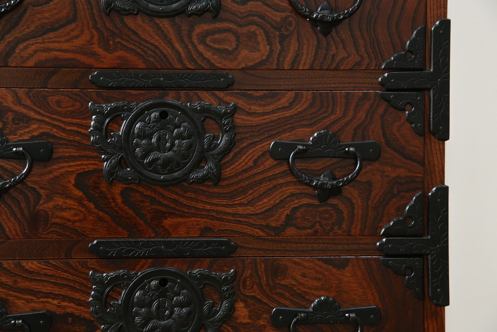 中古　美品　岩谷堂箪笥　「菊幸」　漆塗り　欅(ケヤキ)材　美しい木目が魅力的な縦型チェスト　(R-082656)